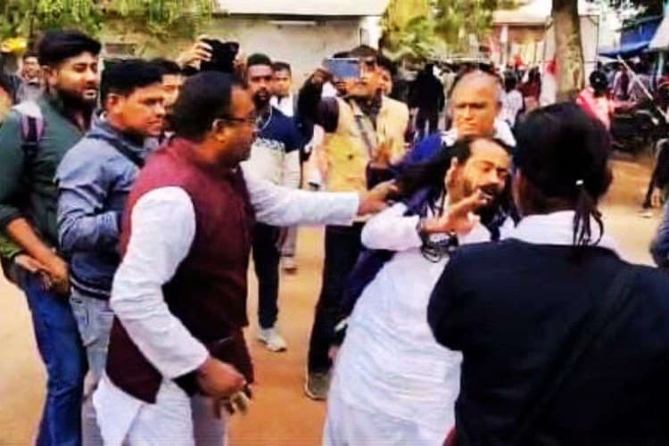 ठाकुरनगर में केंद्रीय मंत्री शांतनु ठाकुर और तृणमूल सांसद ममता बाला ठाकुर के समर्थकों में झड़प, बैनर फाड़े गये