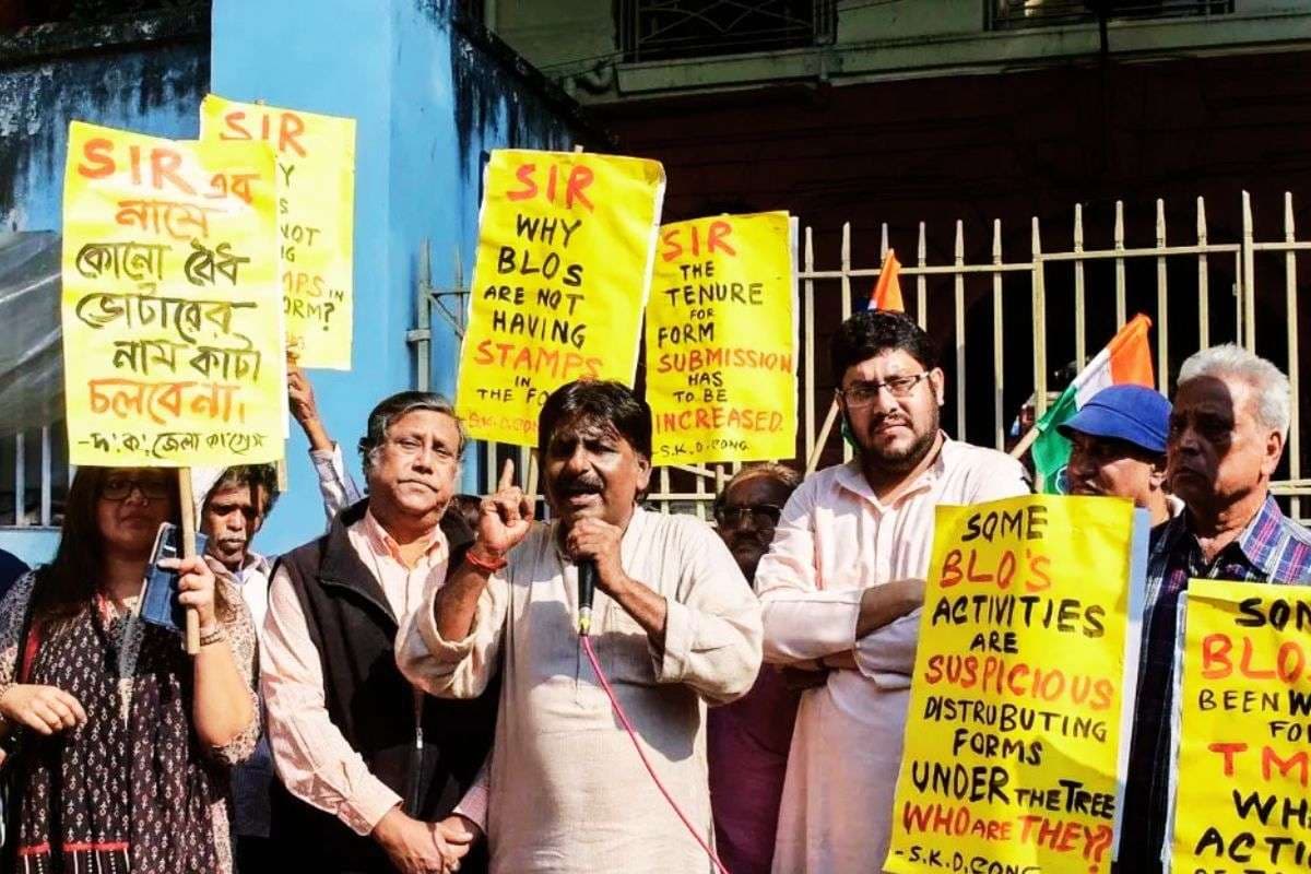 SIR Protest: बंगाल में ब्रेन हेमरेज से पीड़ित बीएलओ को लेकर प्रदर्शन करने सीईओ कार्यालय पहुंचे प्रदर्शनकारी
