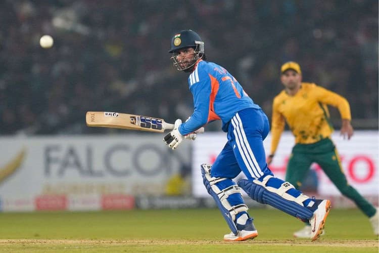 Watch VIDEO: मारा ऐसा छक्का कि स्टेडियम के बाहर चली गई गेंद, कटक में तिलक का कड़क शॉट