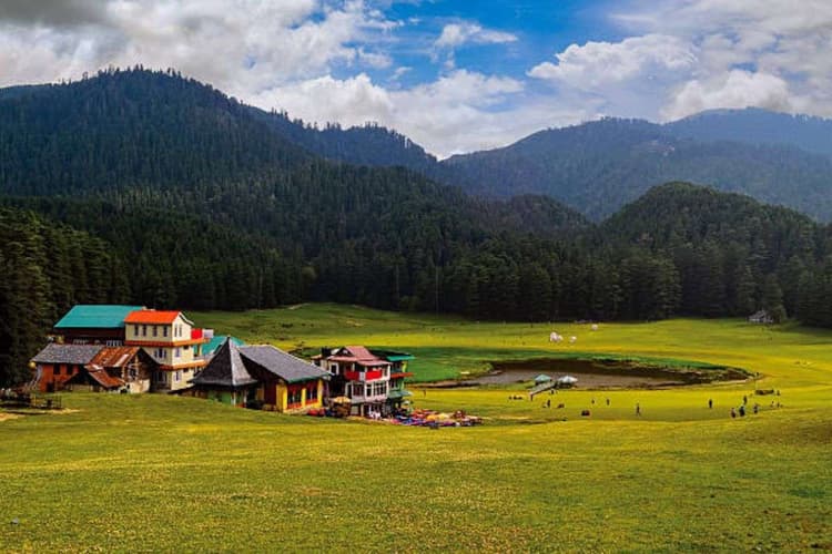 Tourist Places in Himachal: पेड़, पहाड़ और दिल को लुभाने वाली खूबसूरती का करना है दीदार, तो हिमाचल की इन जगहों का करें प्लान