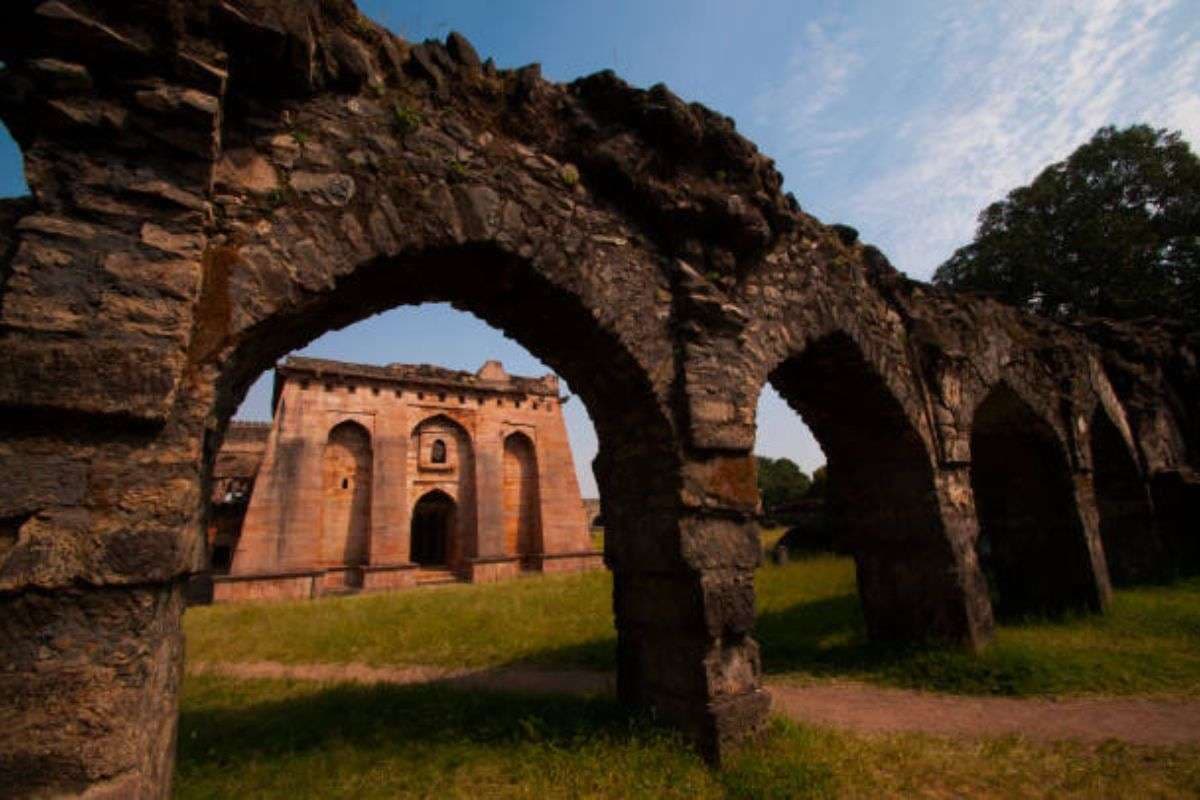 Top 5 Places to Visit in MP: जन्नत से कम नहीं है एमपी के ये वेस्ट 5 लोकेशन, गुफाओं से लेकर हरी-भरी वादियों का भी मिलेगा खूबसूरत नजारा