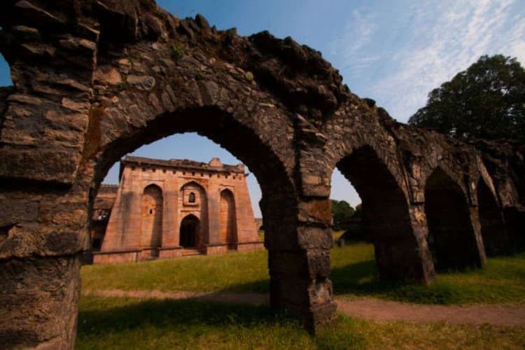 Top 5 Places to Visit in MP: जन्नत से कम नहीं है एमपी के ये वेस्ट 5 लोकेशन, गुफाओं से लेकर हरी-भरी वादियों का भी मिलेगा खूबसूरत नजारा