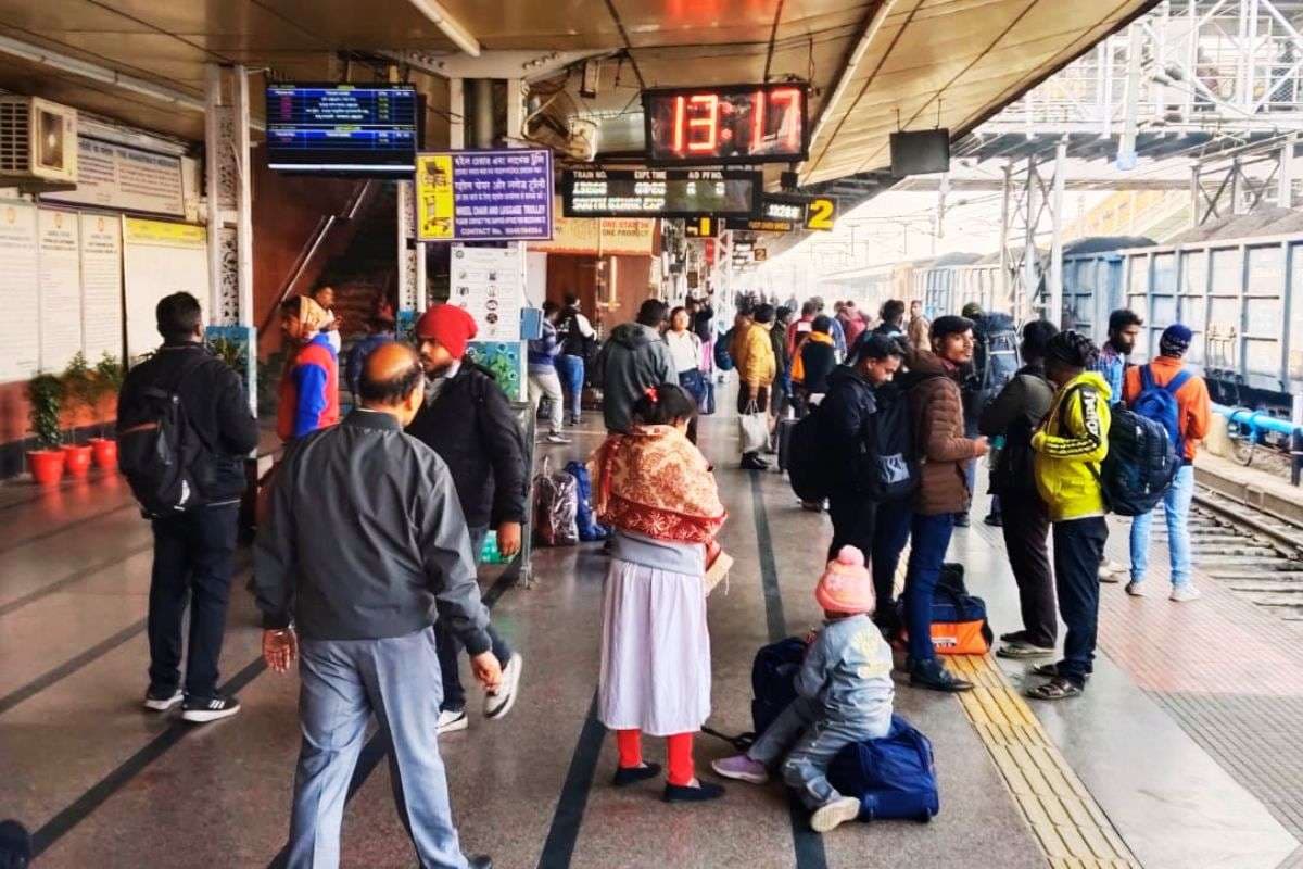 Train Accident: जसीडीह-झाझा रेल खंड पर मालगाड़ी दुर्घटनाग्रस्त, 17 ट्रेनें रद्द, 35 के मार्ग बदले