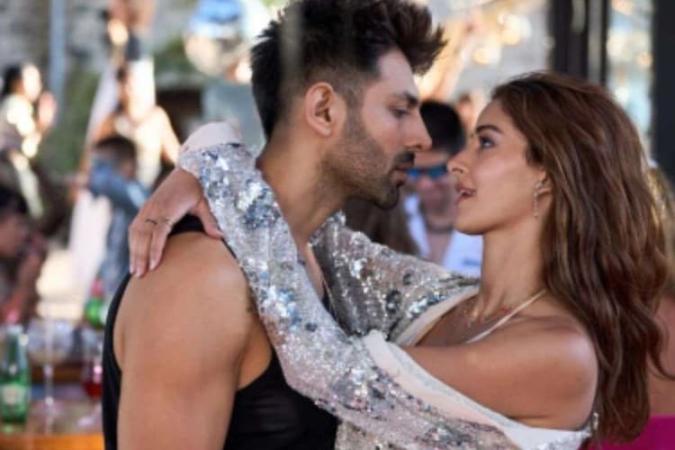 Tu Meri Main Tera Main Tera Tu Meri First Review: सामने आया कार्तिक-अनन्या की फिल्म का पहला रिव्यू, टिकट बुक करने से पहले जानें देखने लायक है या नहीं?