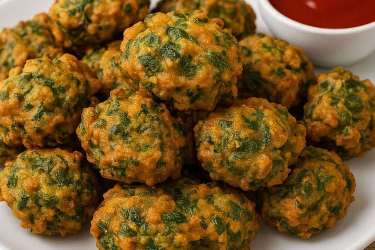 Bathua Pakora Recipe: सर्दियों में जब मन करे कुछ गरमा-गरम स्नैक्स खाने का, तो बनाएं मजेदार और क्रिस्पी बथुआ के पकौड़े