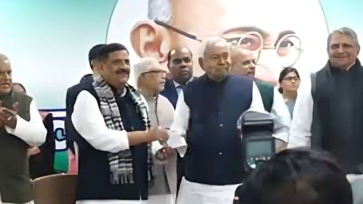Bihar Politics: बिहार की सियासत में नीतीश क्रेज! CM के हाथों JDU की सदस्यता लेने के लिए नेताओं में मची होड़