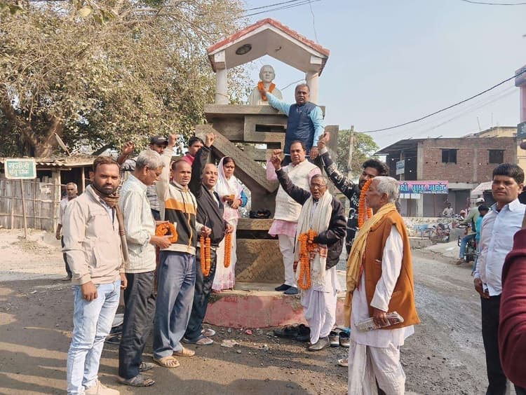 Madhubani News : संतु महतो स्मारक पर माल्यार्पण कर शहीदों को दी श्रद्धांजलि