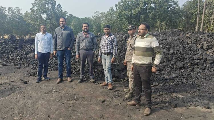 Bokaro News : जंगल में 130 टन अवैध कोयला जब्त