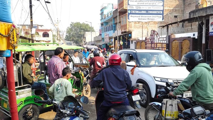 मंगरौड़ा के समीप लगा जाम से लोगों को हो रही परेशानी