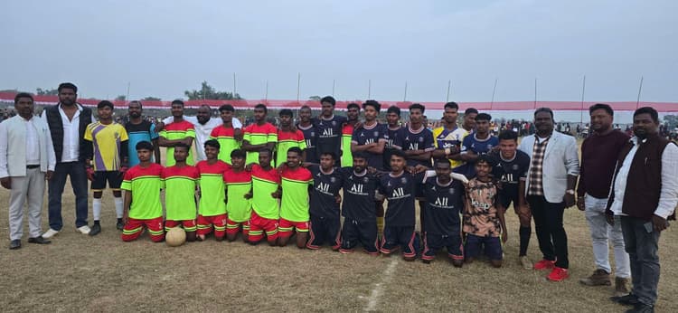 Chaibasa News : फुटबॉल क्लब बनमालीपुर बना विजेता, एक लाख नकद मिला