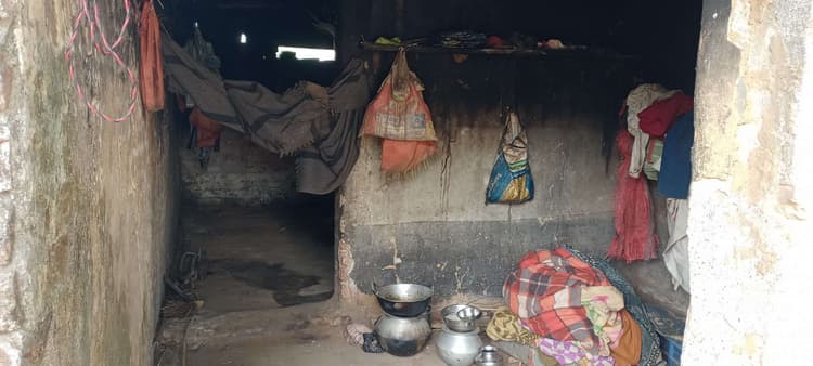 East Singhbhum News : सबरों पर ठंड की मार, जर्जर आवासों में दरवाजे तक नहीं