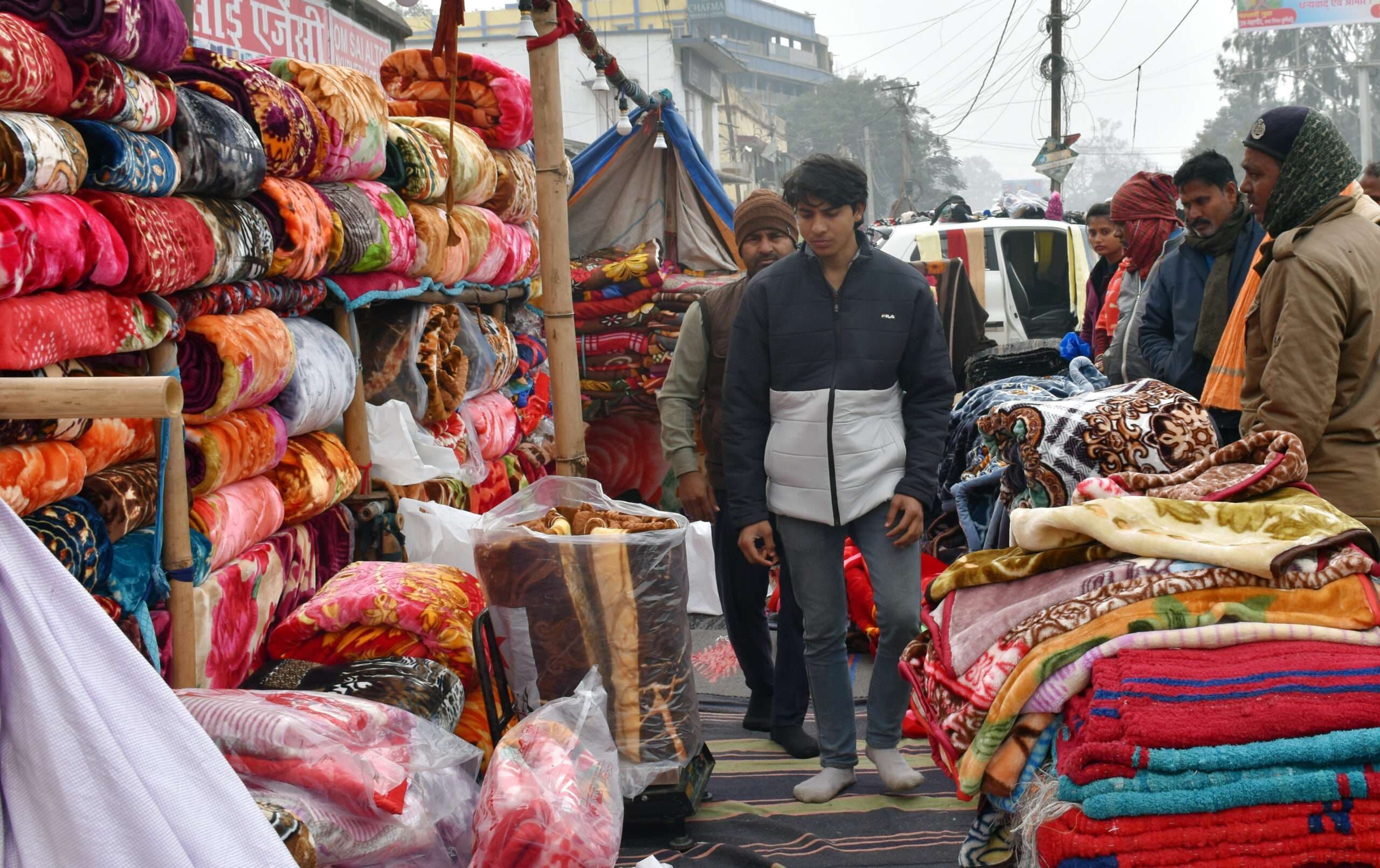 मौसम कूल-कूल होने के साथ सज गया शहर का ऊनी फैशन बाजार