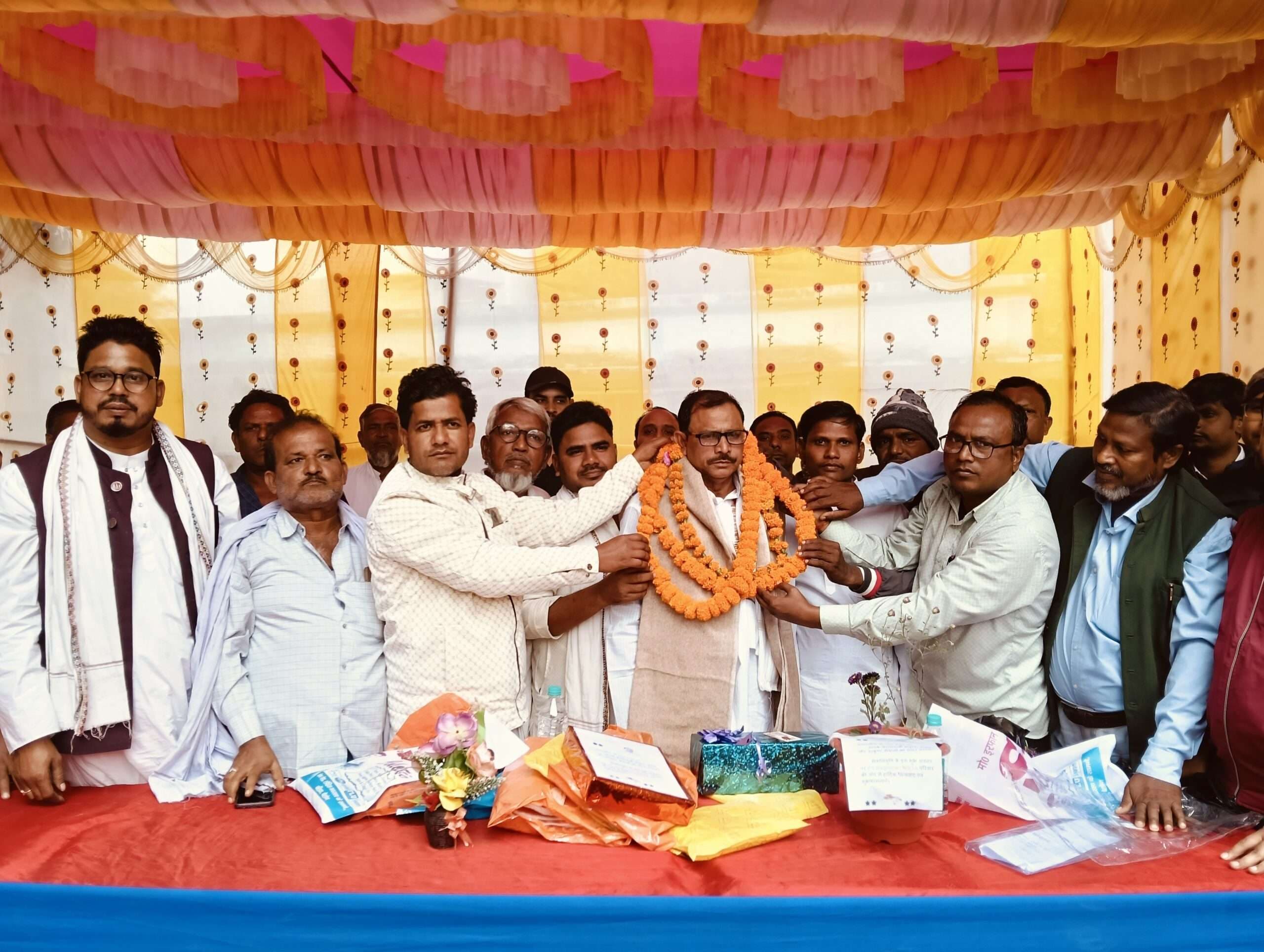 सेवानिवृत्त प्रधानाध्यापक को दी गयी विदाई