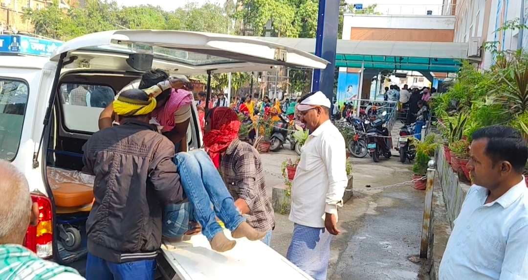 ट्रक व पिकअप की टक्कर में बैंडकर्मी की मौत, रोड जाम