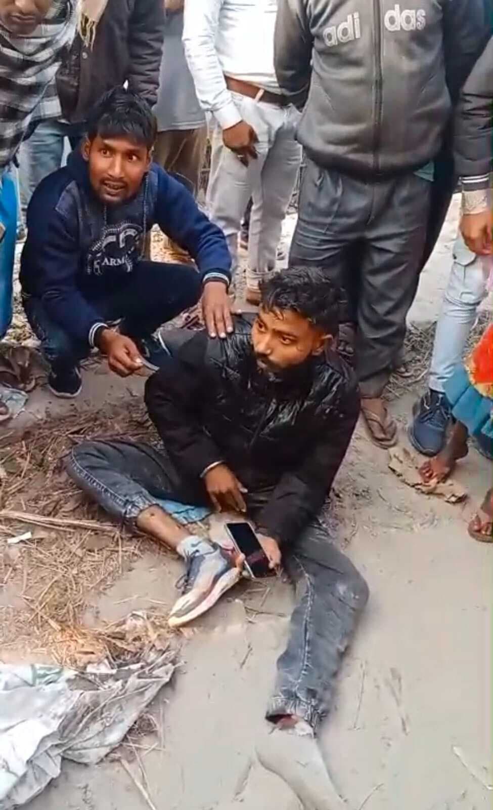 चार पहिया वाहन व बाइक की जोरदार टक्कर, युवक घायल