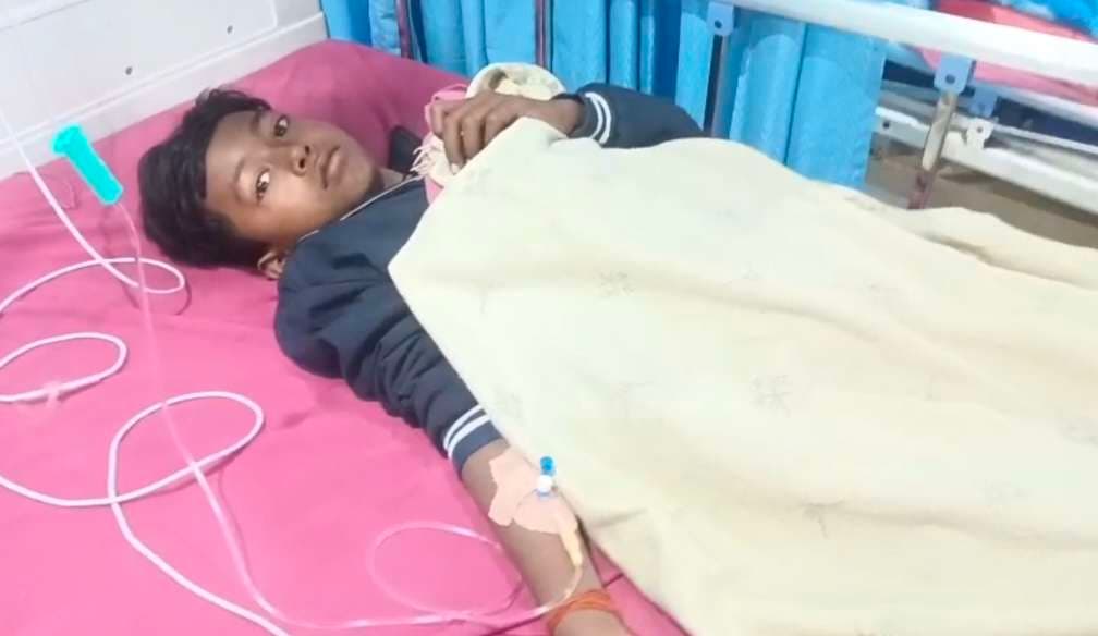 तिलक समारोह में नाच देखने गये किशोर को लगी गोली