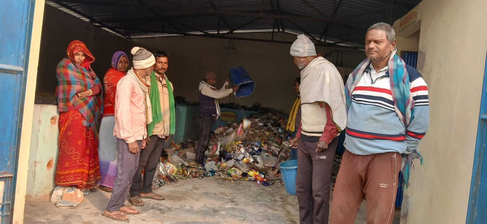 परमानंदपुर पंचायत के कचरा प्रबंधन कुर्मी अल्प वेतन से नाराज