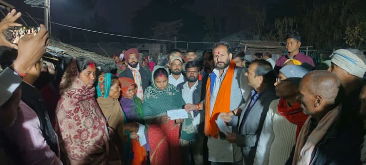 अग्नि पीड़तों को विधायक ने दिया 12 हजार का चेक