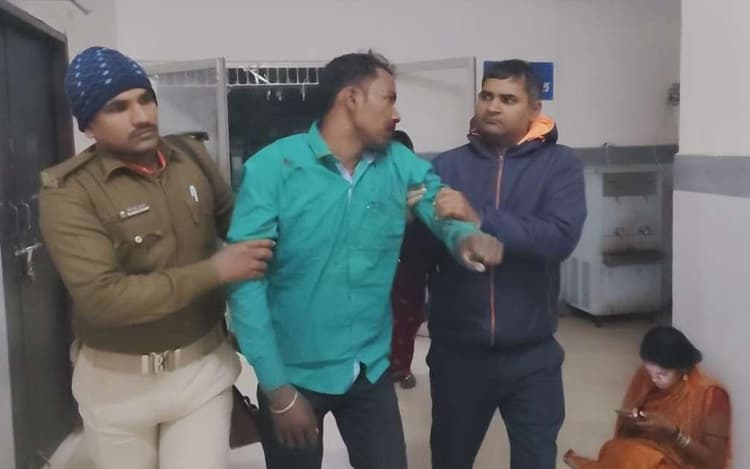 गोकुलपुर में अज्ञात वाहन की टक्कर से बाइक सवार दो युवकों की मौत, एक रेफर