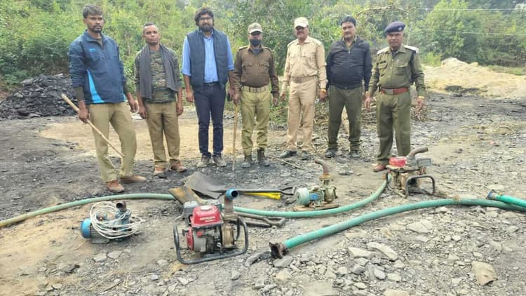 बंद खदान से अवैध उत्खनन के खुले मुंहाने को लेकर की कार्रवाई