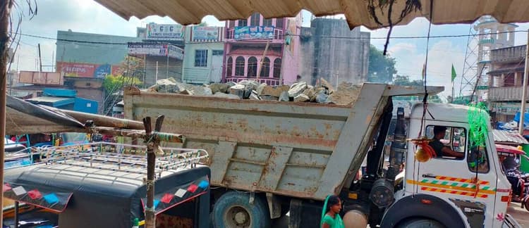 Giridih News :तेज रफ्तार हाइवा और मालवाहकों ने कई परिवारों को किया तबाह