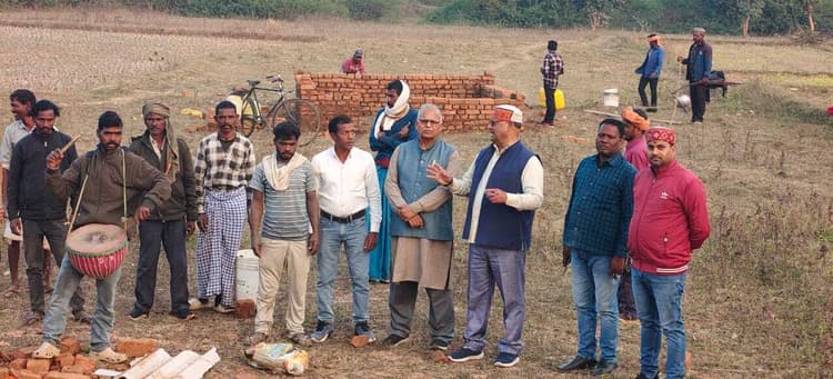 Giridih News :तूल पकड़ता जा रहा आदिवासियों के घर तोड़े जाने का मामला