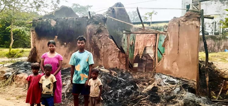 East Singhbhum News : आधी रात को आग से घर हुआ राख, सबर परिवार ने भागकर बचायी जान