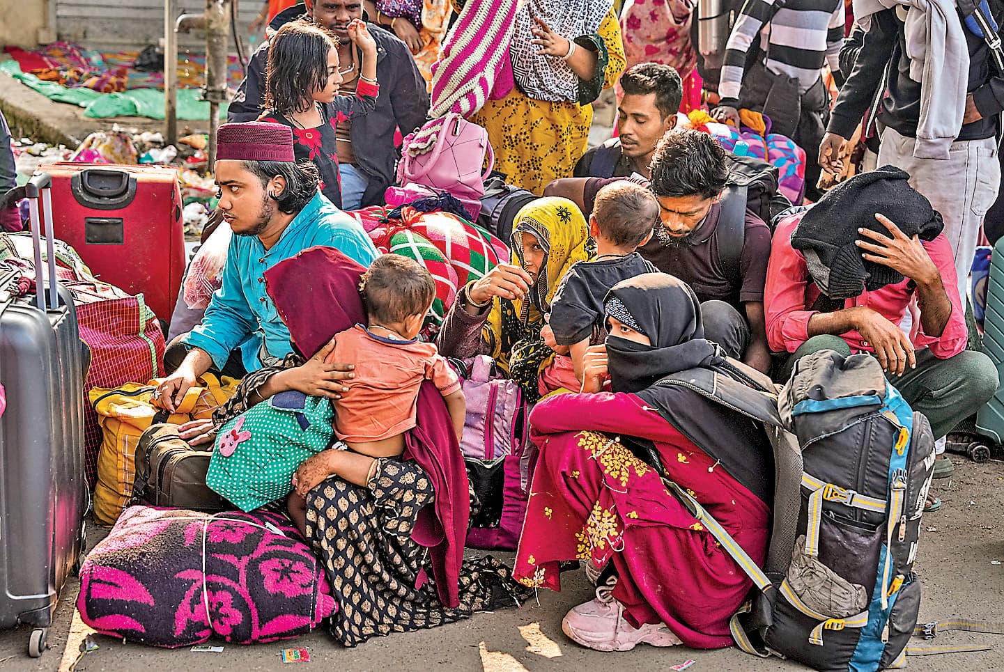 हकीमपुर बॉर्डर पर देशभर से जमा हो रहे हैं बांग्लादेशी, छोटे-छोटे जत्थे में लौट रहे अपने देश