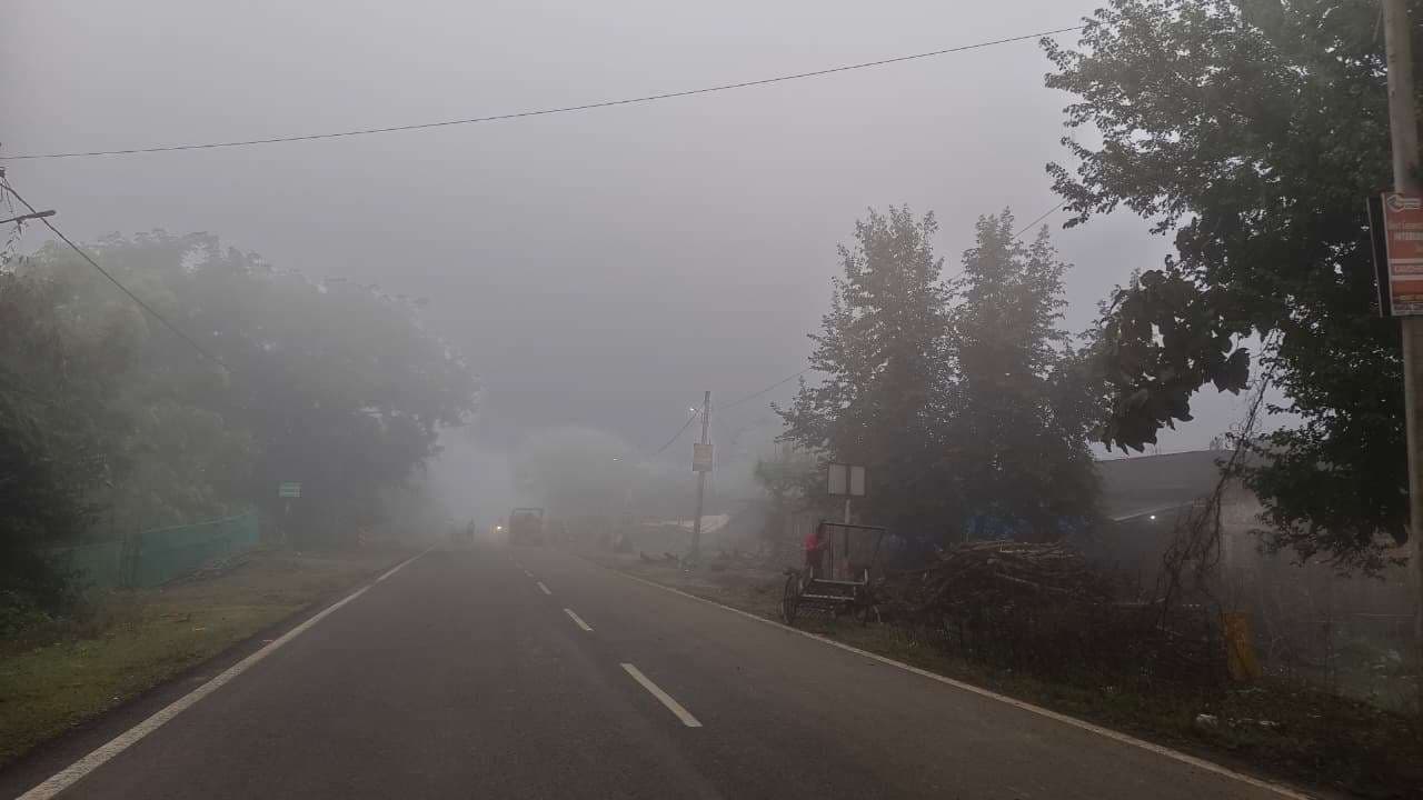मौसम : कोहरे से जनजीवन प्रभावित, वाहनों की थम गयी रफ्तार