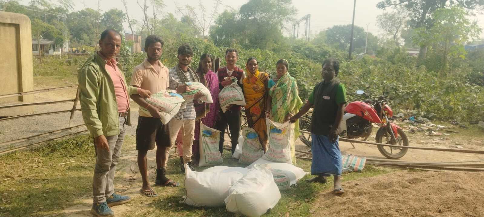 बंटा गया बीज, रबी फसल की तैयारी में जुटे किसान