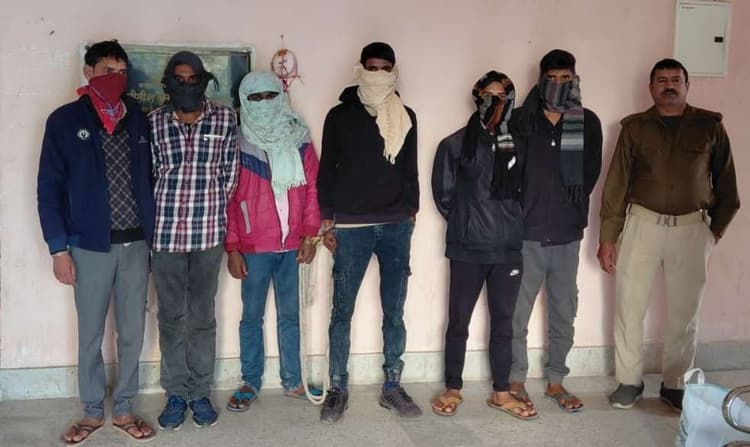 चार तस्कर समेत दो शराबियों को किया गिरफ्तार