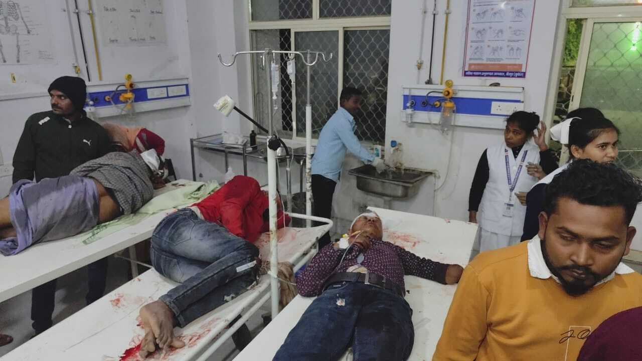 दो बाइक की टक्कर में तीन लोग घायल