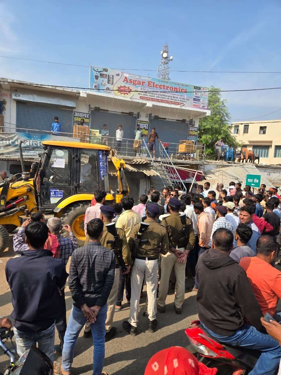 कोईलवर में अतिक्रमणकारियों पर चला प्रशासन का डंडा