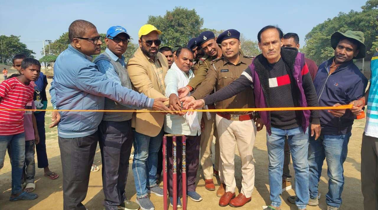 आदर्श क्रिकेट के उद्घाटन मैच में लोशघानी ने किरणपुर को तीन रन से हराया