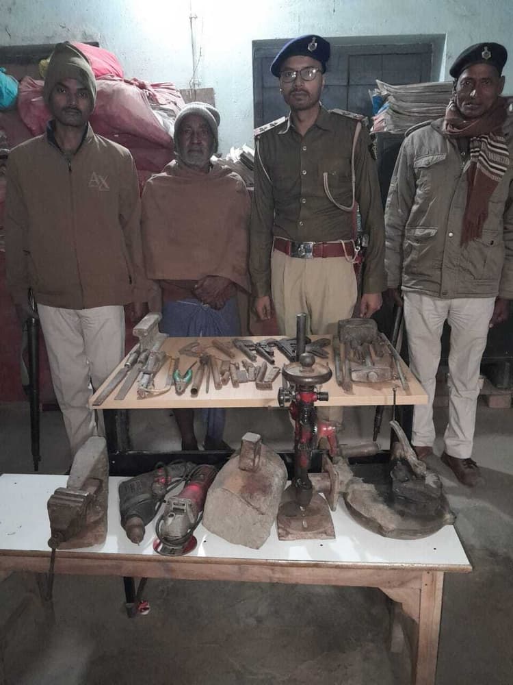 पिता-पुत्र घर में ही चला रहे थे मिनी गन फैक्ट्री, पिता गिरफ्तार, पुत्र फरार