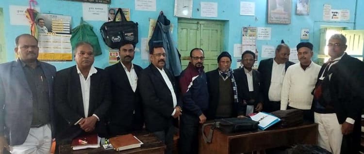 जिला विधिक संघ के विपत्र कार्यालय में अधिवक्ता ने जड़ा ताला