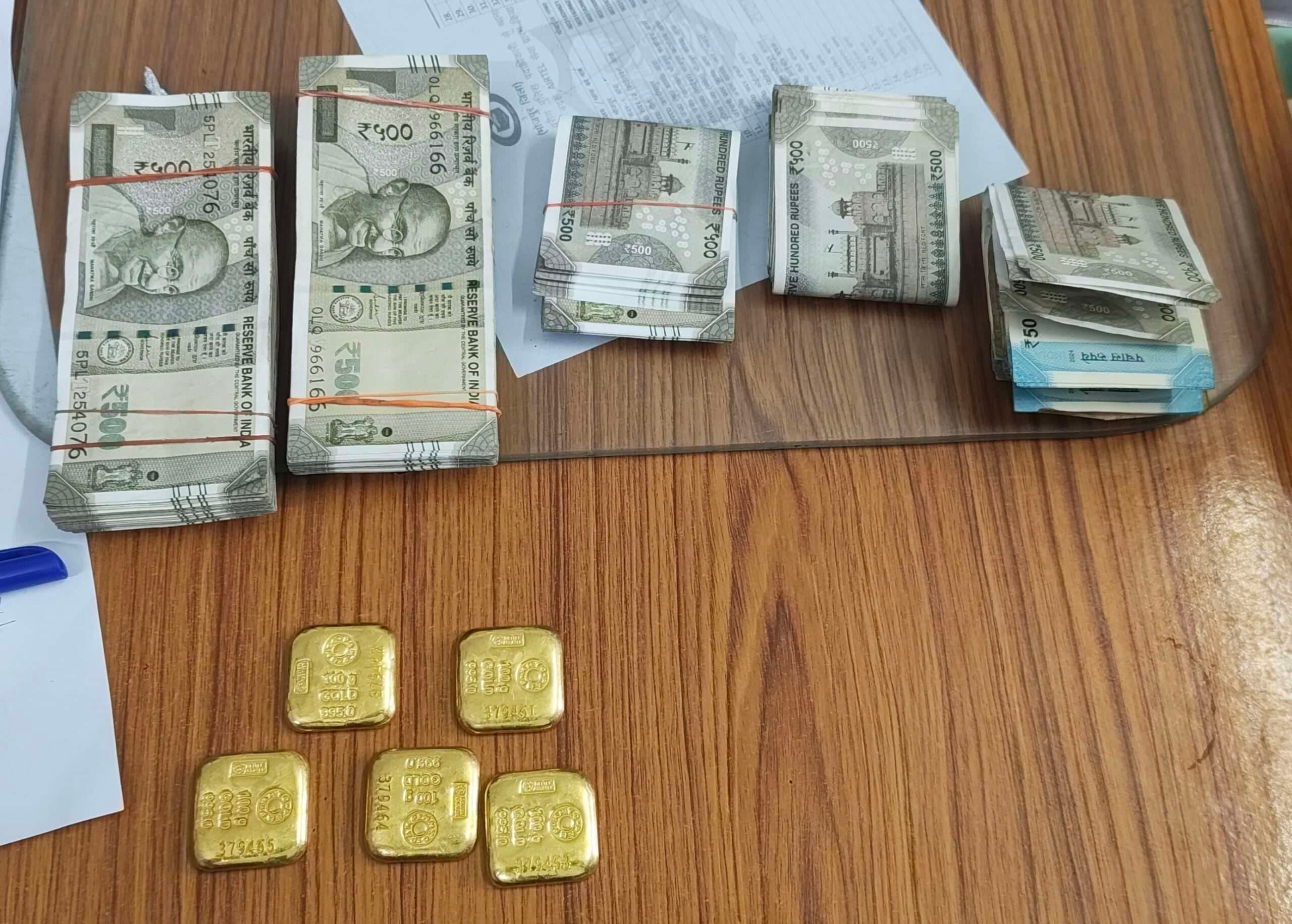 आधा किलो के सोने के पांच बिस्किट के साथ अंतराराष्ट्रीय तस्कर गिरफ्तार