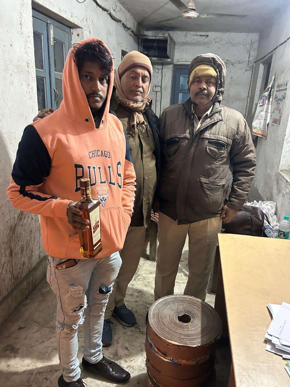 बस में शराब के साथ दो लोग गिरफ्तार