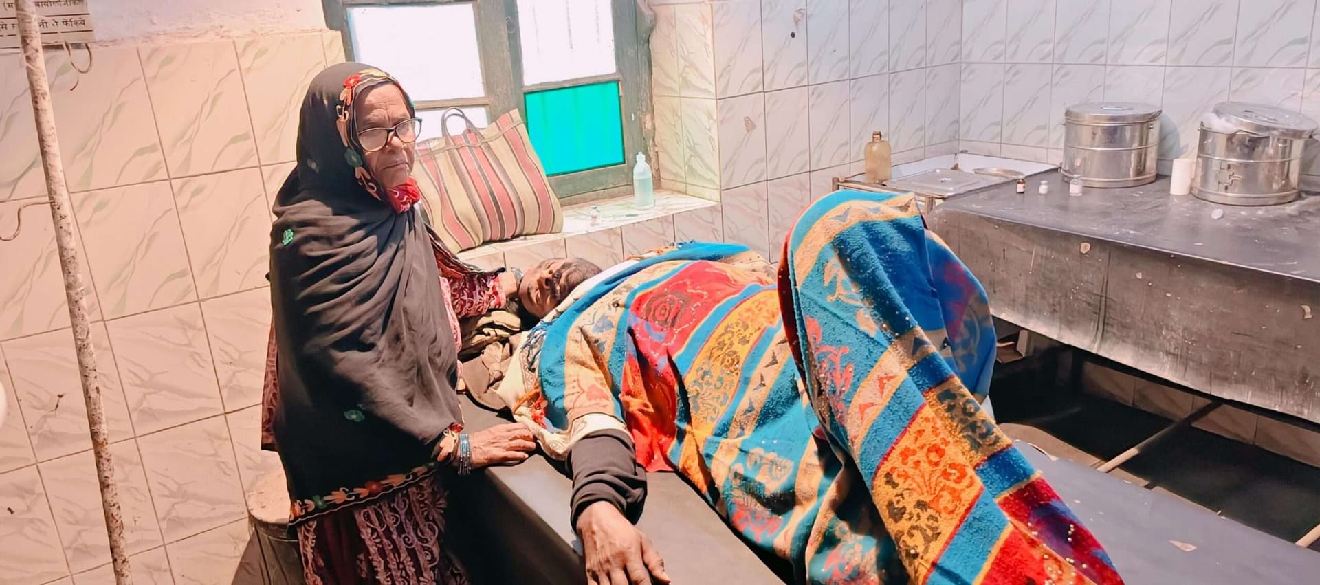 ई-रिक्शा ने बाइक में मारी टक्कर, तीन लोग घायल