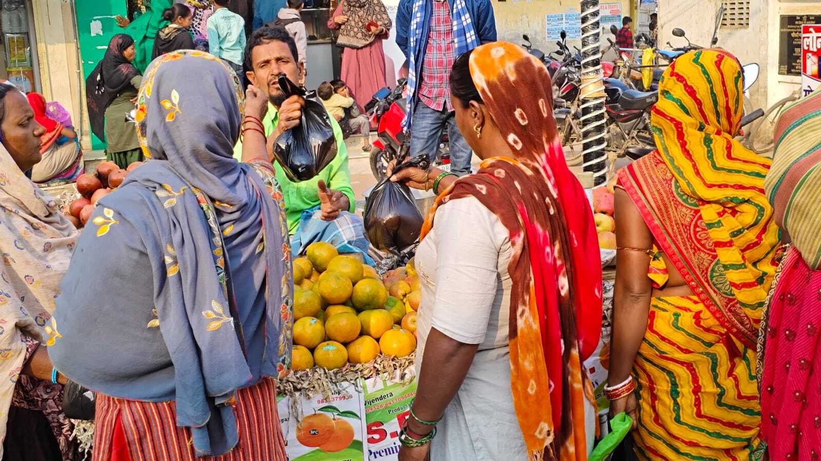 पॉलीथिन व प्लास्टिक का बाजार पर कायम है साम्राज्य