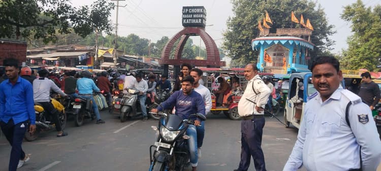 ओवर ब्रिज पर दुर्घटनाग्रस्त ट्रक खड़ी रहने से ट्रैफिक चरमराई