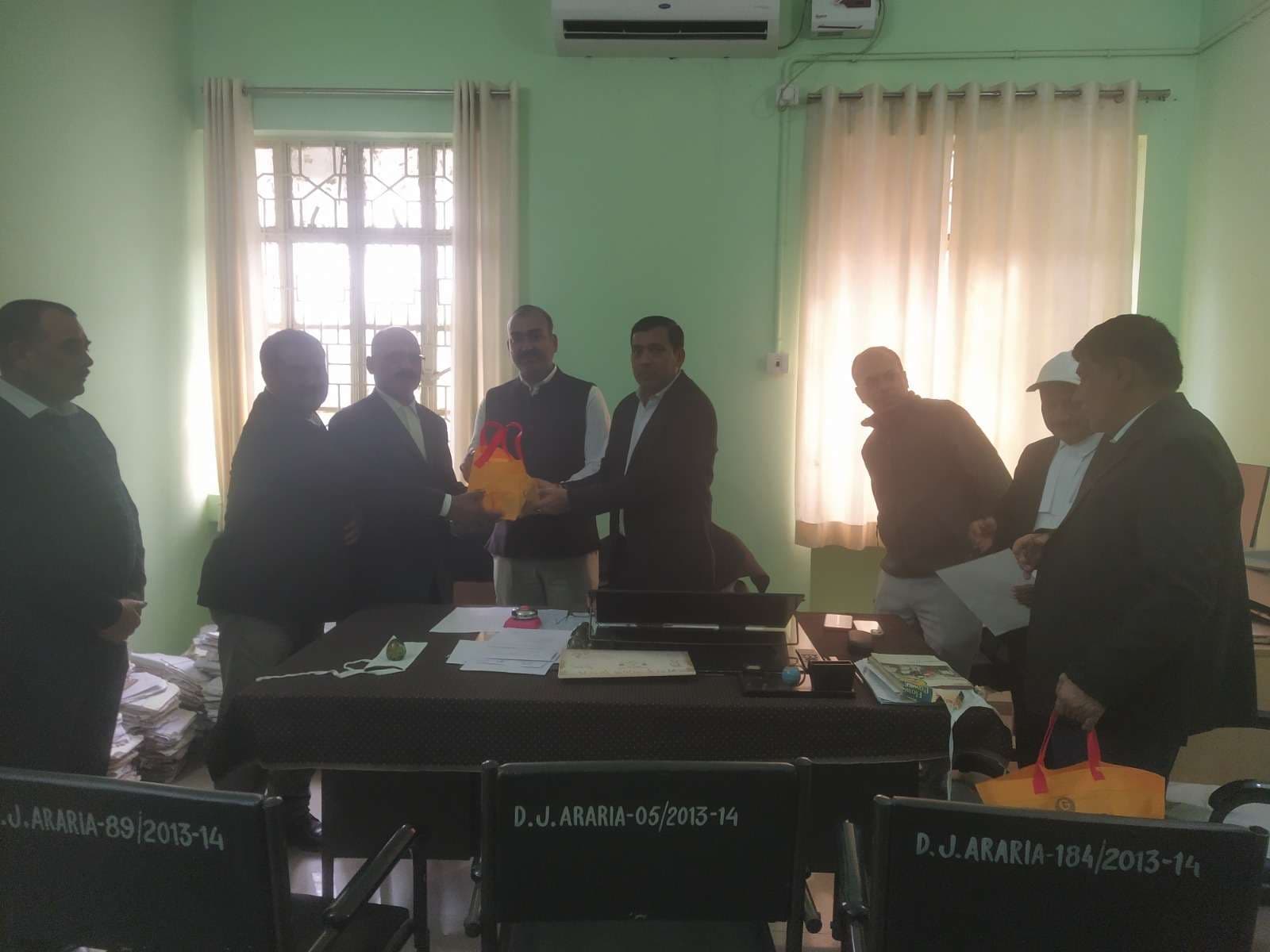 प्रभारी जिला जज ने सौंपी साहित्यिक रचना की प्रति
