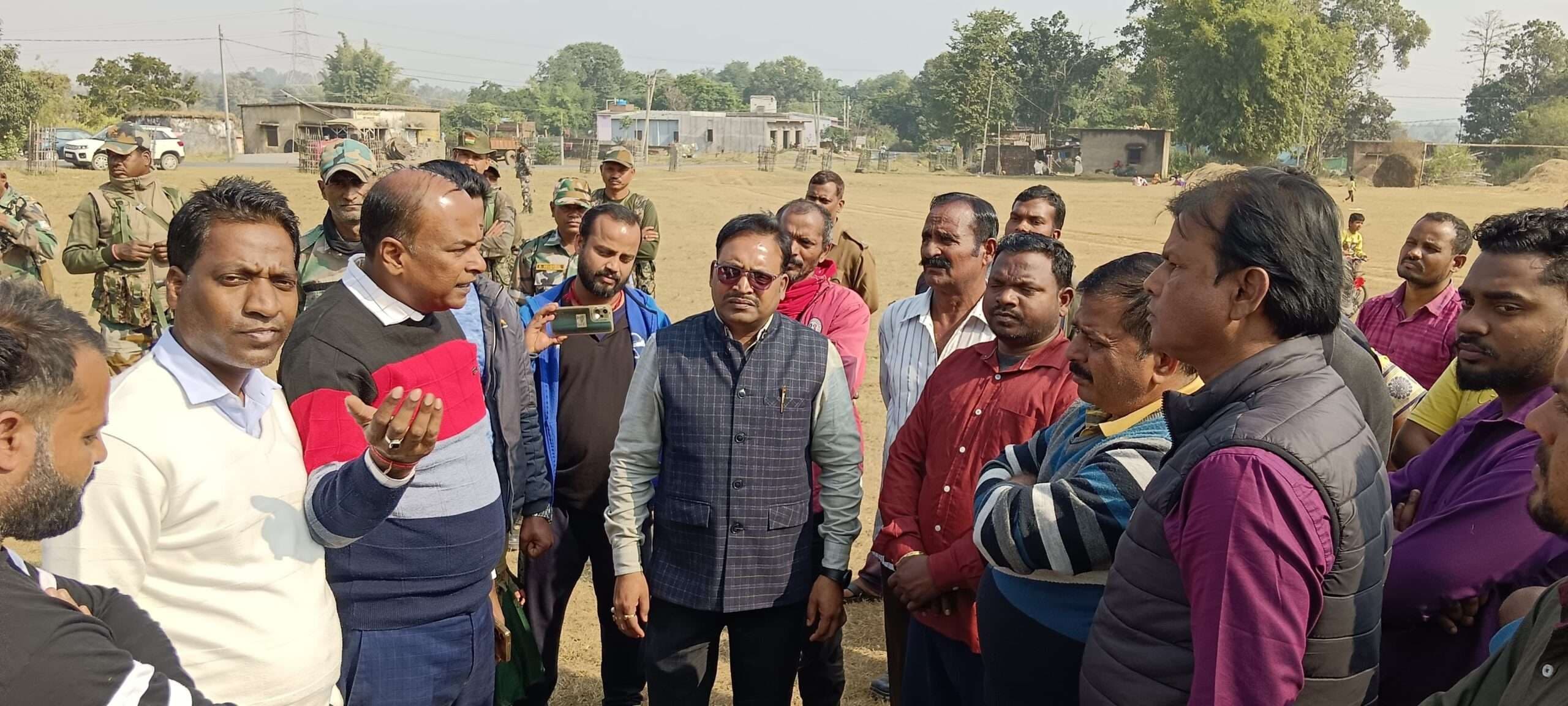 वार्ता के बाद आवास हटाने गये अधिकारी व पुलिस लौटी