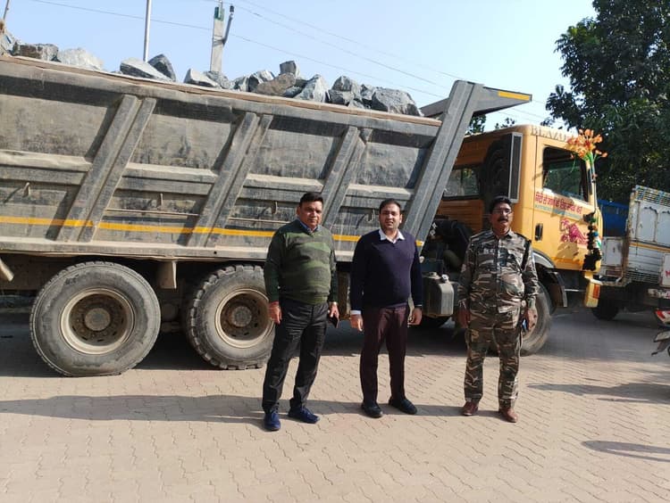 Giridih News: एसडीओ के नेतृत्व में चला छापेमारी अभियान, पत्थर लदा ओवरलोड हाइवा जब्त