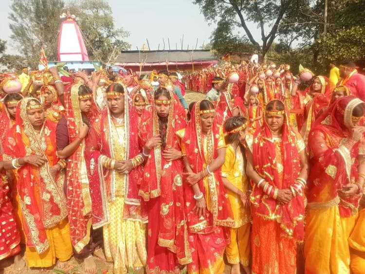 प्राण-प्रतिष्ठा के लिए निकाली गयी कलश यात्रा