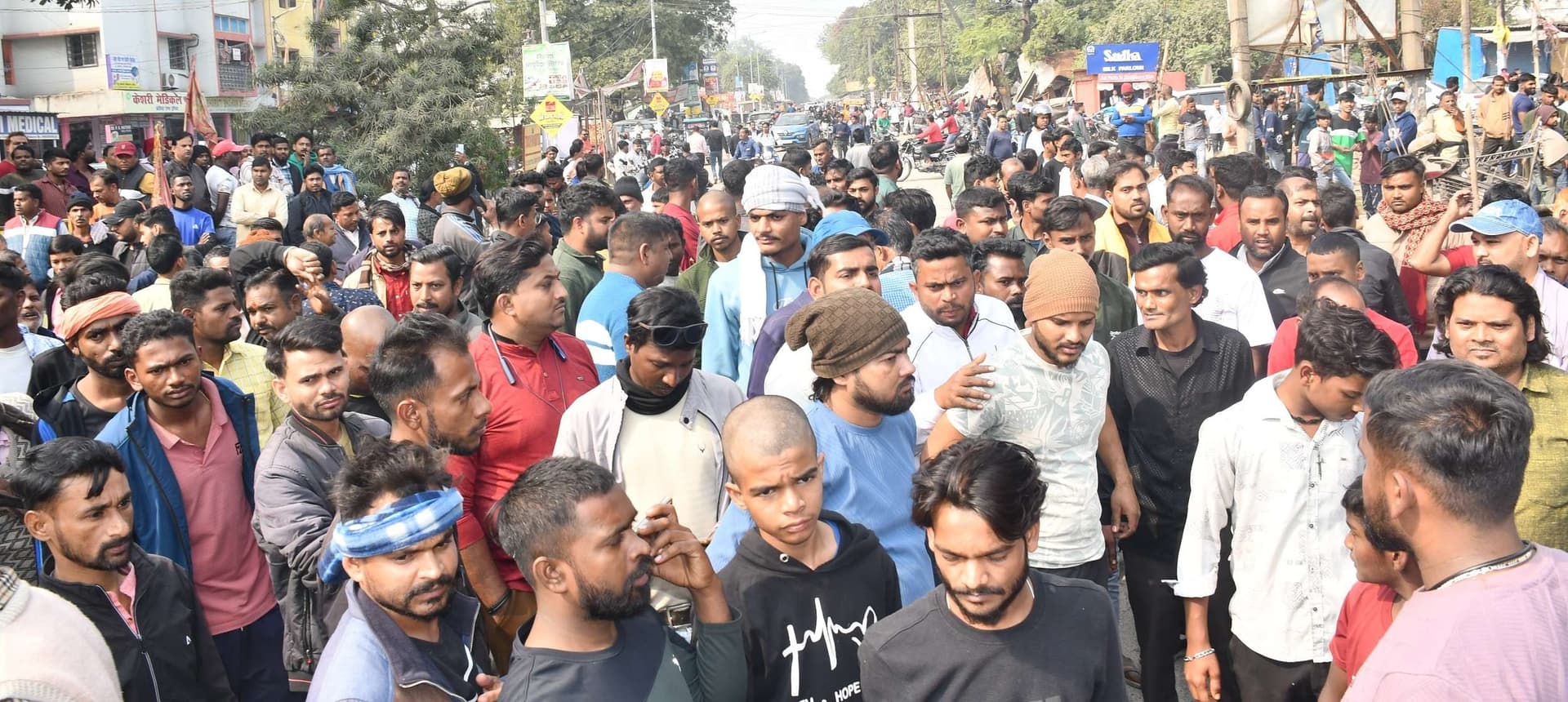 Bokaro News : अतिक्रमण हटाओ अभियान का दुकानदारों ने किया विरोध, बंद रहीं लक्ष्मी मार्केट की दुकानें
