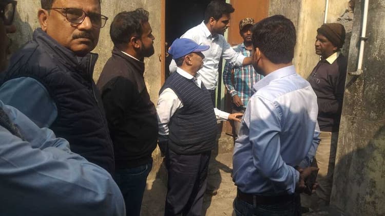Bokaro News :बोकारो कोलियरी : टीम ने शिफ्टिंग क्षेत्र के कर्मियों के लिए आवंटित आवासों का किया निरीक्षण