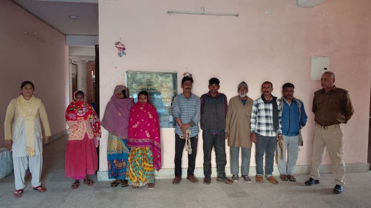 छह लीटर शराब के साथ तीन तस्कर व पांच पियक्कड़ गिरफ्तार