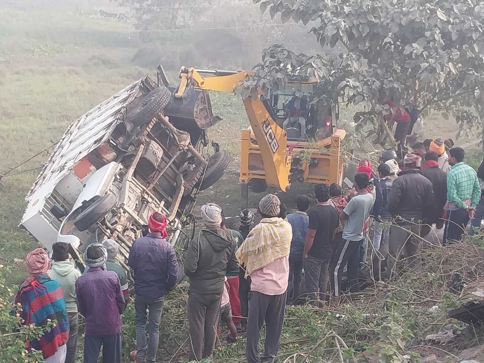 खड़ी पिकअप में डाक पार्सल ट्रक की टक्कर, चालक की मौत, आधा दर्जन से अधिक मवेशी भी मृत