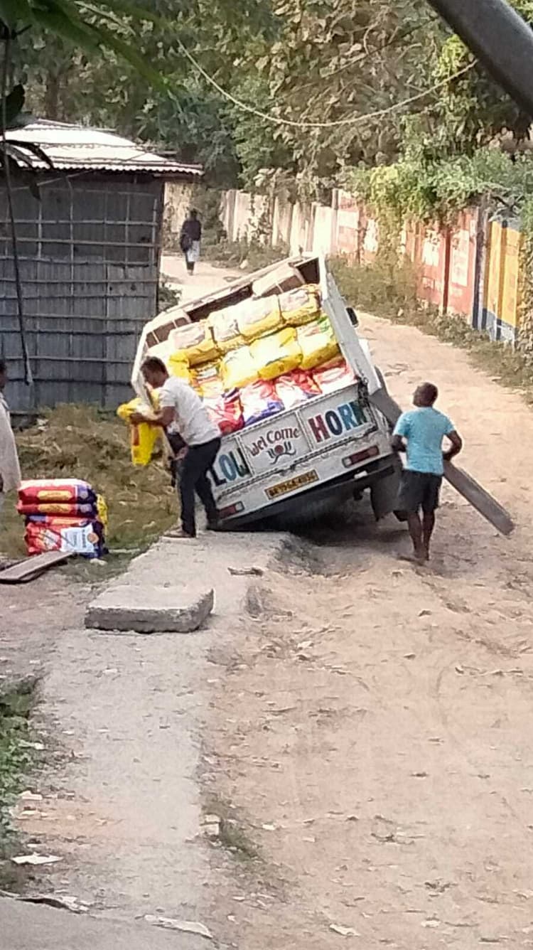 वार्ड छह में टूटे नाले में पिकअप फंसा